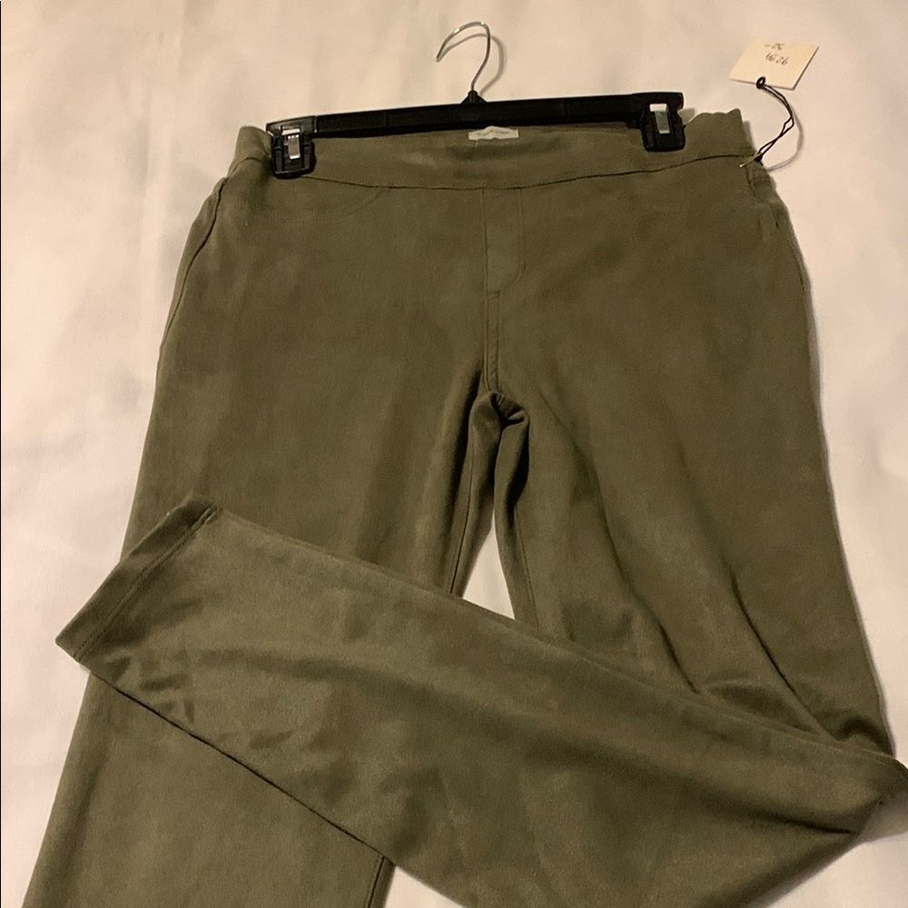 Sneak Peek Olive Green Leggings with operable back pockets